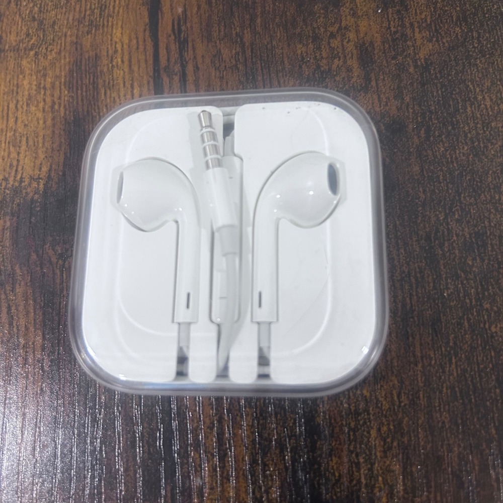Apple EarPods with 3.5mm Headphone Plug Wired Earbuds White MNHF2AM/A NEW